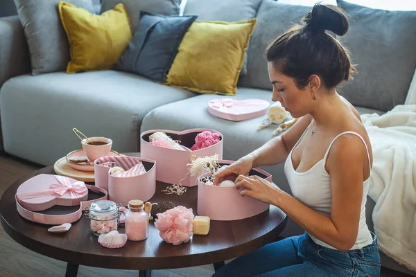 Jovem Mulher Bonita Abre Cor Rosa Coração Forma Caixas Presente — Fotografia de Stock