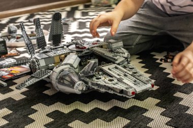 Khabarovsk, Rusya, Janyary 10, 2021. Star Wars filminin çocuk hayranıyım. Bu filmden yola çıkarak Lego setleri topluyor. Ölüm Yıldızı, İmparatorluk Kruvazörü, Milenyum Şahini.