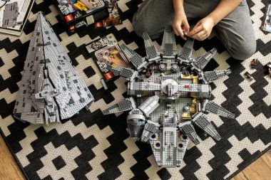 Khabarovsk, Rusya, Janyary 10, 2021. Star Wars filminin çocuk hayranıyım. Bu filmden yola çıkarak Lego setleri topluyor. Ölüm Yıldızı, İmparatorluk Kruvazörü, Milenyum Şahini.