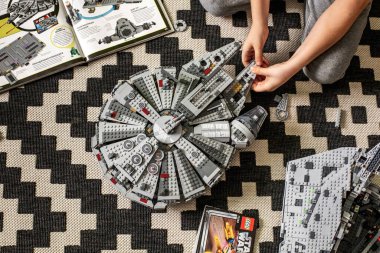 Khabarovsk, Rusya, Janyary 10, 2021. Bir çocuk, Star Wars filminden bir uzay gemisini oynuyor ve inceliyor. Yakınlarda İmparatorluk kruvazörü var.