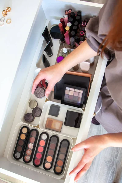 Mulher Mãos Ordenadamente Organizar Maquiagem Cosméticos Gaveta Mesa Vestir Vaidade — Fotografia de Stock