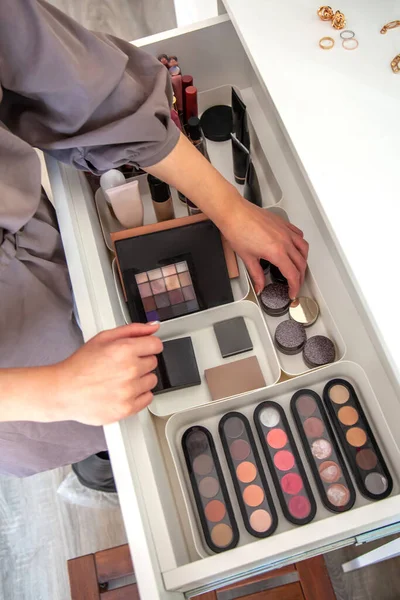 Mulher Mãos Ordenadamente Organizar Maquiagem Cosméticos Gaveta Mesa Vestir Vaidade — Fotografia de Stock