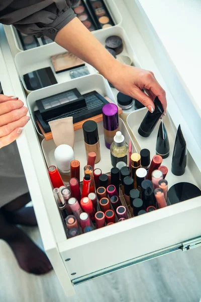 Las Manos Mujer Ordenan Cuidadosamente Maquillaje Los Cosméticos Cajón Del — Foto de Stock