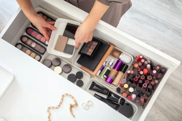 Mulher Mãos Ordenadamente Organizar Maquiagem Cosméticos Gaveta Mesa Vestir Vaidade — Fotografia de Stock