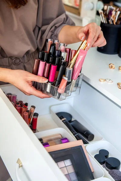 Las Manos Mujer Ordenan Cuidadosamente Maquillaje Los Cosméticos Cajón Del — Foto de Stock