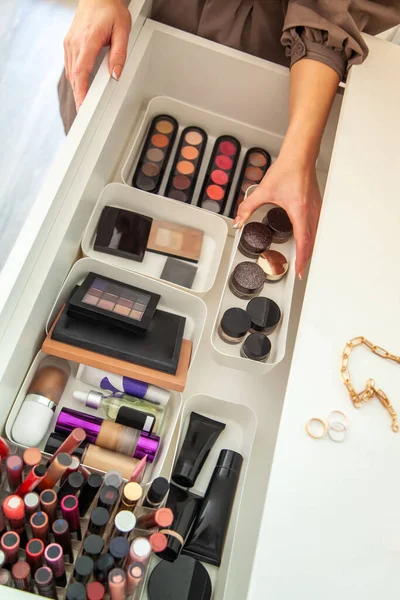 Las Manos Mujer Ordenan Cuidadosamente Maquillaje Los Cosméticos Cajón Del — Foto de Stock