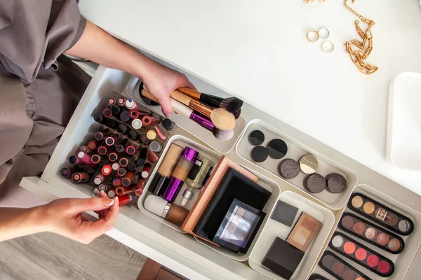 Mujer Manos Está Sacando Cepillo Maquillaje Conjunto Del Cajón Mesa — Foto de Stock