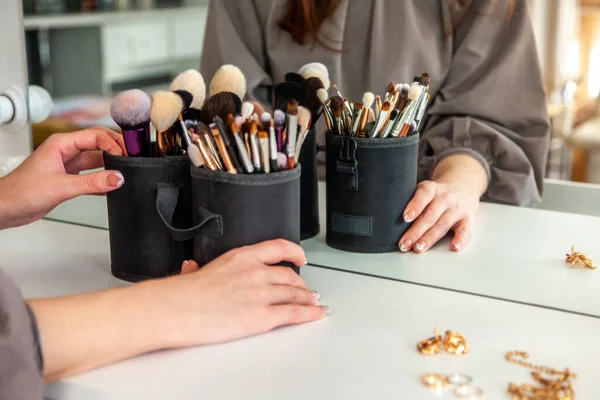 Mujer Manos Está Sacando Cepillo Maquillaje Conjunto Del Cajón Mesa — Foto de Stock