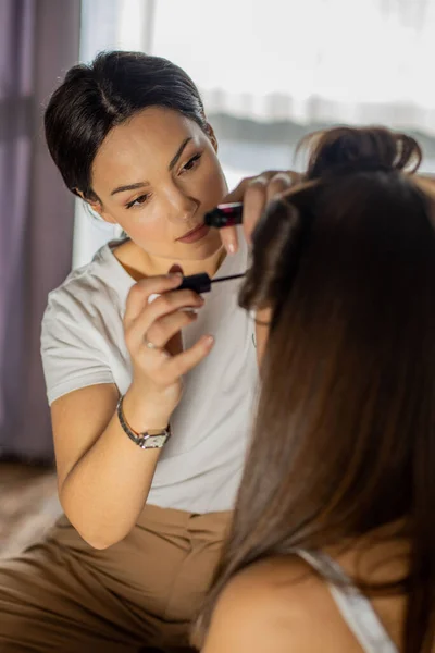 Mulher Visagista Aplicando Maquiagem Cosmética Para Cliente Feminino Preparando Casa — Fotografia de Stock