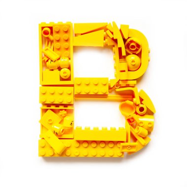 Khabarovsk, Rusya, 17 Kasım 2020. Beyaz arkaplanda lego tuğlaları ve minyatür figürlerle yapılmış renkli mozaik harf B metni. Çok renkli lego oyuncak setiyle el yapımı.. 