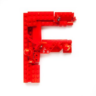 Khabarovsk, Rusya, 17 Kasım 2020. Beyaz arkaplanda lego tuğlaları ve minyatür figürlerden oluşan renkli mozaik F harfi. Çok renkli lego oyuncak setiyle el yapımı.. 