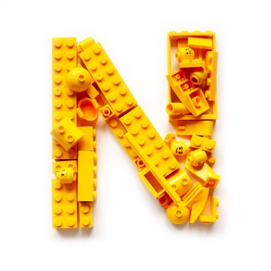 Khabarovsk, Rusya, 17 Kasım 2020. Renkli mozaik harf N metni lego tuğlaları ve beyaz arkaplandaki minyatür figürlerle yapılmış. Çok renkli lego oyuncak setiyle el yapımı.. 