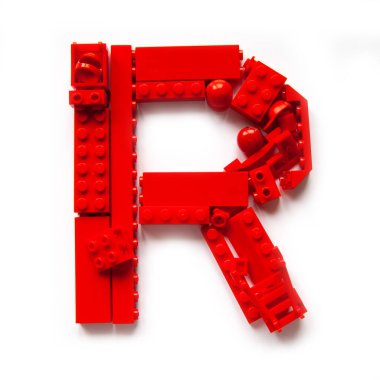 Khabarovsk, Rusya, 17 Kasım 2020. Renkli mozaik harf R metni lego tuğlaları ve beyaz arkaplanda minyatür figürlerle yapılmış. Çok renkli lego oyuncak setiyle el yapımı.. 