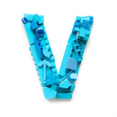 Khabarovsk, Rusya, 17 Kasım 2020. Beyaz arkaplanda lego tuğlaları ve minyatür figürlerle yapılmış renkli mozaik harf V metni. Çok renkli lego oyuncak setiyle el yapımı.. 