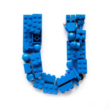 Khabarovsk, Rusya, 17 Kasım 2020. Beyaz arkaplanda lego tuğlalar ve minyatür figürlerle yapılmış renkli mozaik U harfi. Çok renkli lego oyuncak setiyle el yapımı.. 