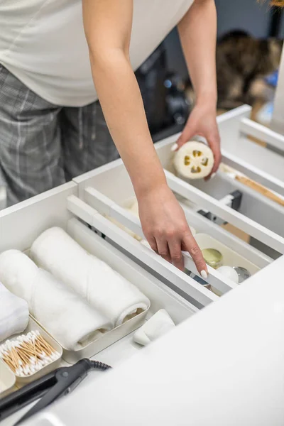 Jovem Mulher Organizando Armazenamento Banheiro Exibindo Cremes Cosméticos Beleza Produtos — Fotografia de Stock