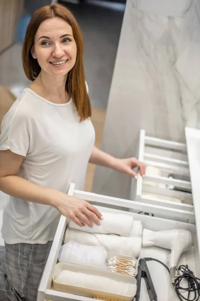 Mujer Joven Organizando Almacenamiento Baño Mostrando Cremas Cosméticas Belleza Artículos — Foto de Stock