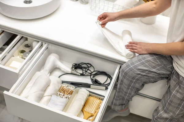 Kadın Havlusunu Sarıp Banyo Çekmecesine Oturarak Tuvalet Malzemeleriyle Birlikte Çekmeceye — Stok fotoğraf