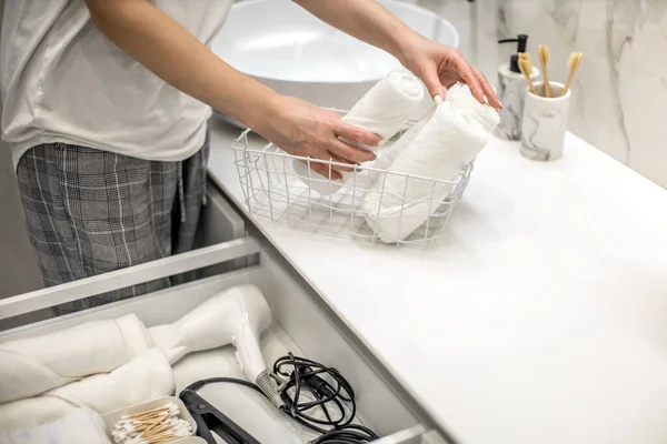 Vrouw Rollende Hand Handdoek Netjes Zetten Lade Samen Met Toiletartikelen — Stockfoto