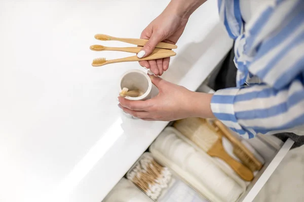 Vista Superior Mujer Organizando Cuarto Baño Ambiental Cajón Poniendo Cepillos — Foto de Stock