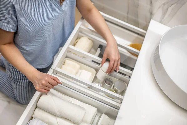 Gelukkig Jonge Vrouw Houdt Houten Borstel Zetten Lade Samen Met — Stockfoto