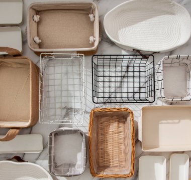 Marie Kondo 'nun depolama kutularının, konteynırların ve sepetlerin farklı boyutlarda ve şekillerde olduğu gardırobu düzenlemek için. KonMari yöntem düzenleyici kutular seti. Dolap düzenleme kavramı.