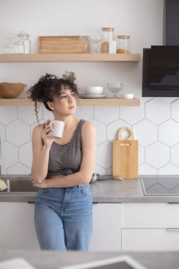 Oturma odasının içi boş, içi boş, çiçek desenli mobilya seti ve dekorasyon unsurlarıyla dolu. Modern stil apartman tasarımı beyaz duvar ahşap zemin minimalist ev konforu