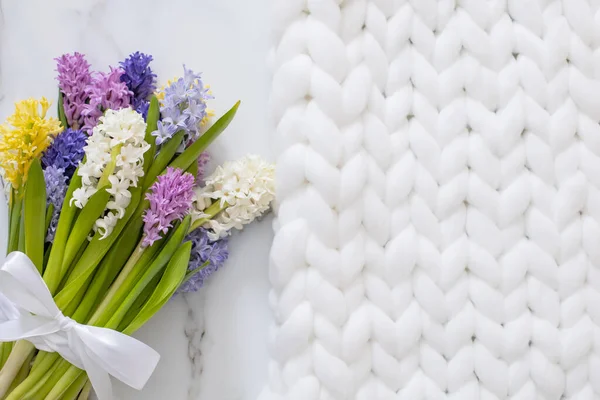 Top Vista Composição Primavera Jacinto Multicolorido Branco Macio Xadrez Malha — Fotografia de Stock