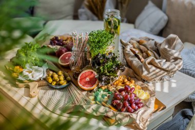 Kapalı masa taze vejetaryen yemekleri ve içecekleri servis eder. Doğum günü partisi ya da bayram kutlaması için hazırlanır. Marul sarılarak süslenmiş sağlıklı vejetaryen yemeği sebzesi sunuyorum.