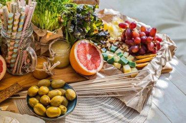 Kapalı masa taze vejetaryen yemekleri ve içecekleri servis eder. Doğum günü partisi ya da bayram kutlaması için hazırlanır. Marul sarılarak süslenmiş sağlıklı vejetaryen yemeği sebzesi sunuyorum.