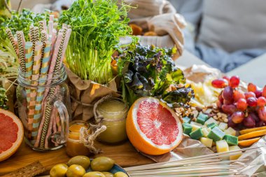 Kapalı masa taze vejetaryen yemekleri ve içecekleri servis eder. Doğum günü partisi ya da bayram kutlaması için hazırlanır. Marul sarılarak süslenmiş sağlıklı vejetaryen yemeği sebzesi sunuyorum.