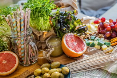 Kapalı masa taze vejetaryen yemekleri ve içecekleri servis eder. Doğum günü partisi ya da bayram kutlaması için hazırlanır. Marul sarılarak süslenmiş sağlıklı vejetaryen yemeği sebzesi sunuyorum.
