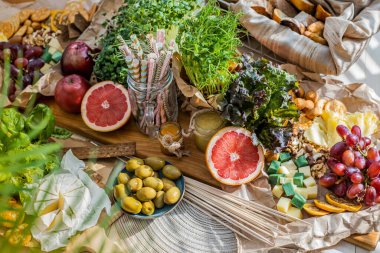 Kapalı masa taze vejetaryen yemekleri ve içecekleri servis eder. Doğum günü partisi ya da bayram kutlaması için hazırlanır. Marul sarılarak süslenmiş sağlıklı vejetaryen yemeği sebzesi sunuyorum.