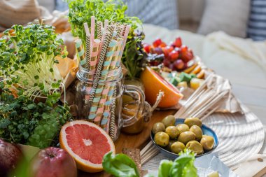 Kapalı masa taze vejetaryen yemekleri ve içecekleri servis eder. Doğum günü partisi ya da bayram kutlaması için hazırlanır. Marul sarılarak süslenmiş sağlıklı vejetaryen yemeği sebzesi sunuyorum.