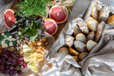 Kapalı masa taze vejetaryen yemekleri ve içecekleri servis eder. Doğum günü partisi ya da bayram kutlaması için hazırlanır. Marul sarılarak süslenmiş sağlıklı vejetaryen yemeği sebzesi sunuyorum.