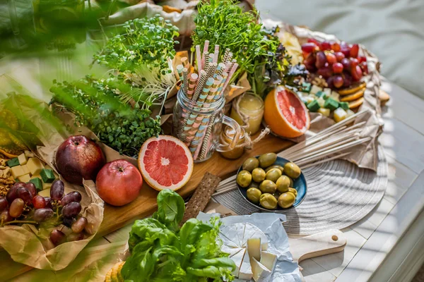 Cerca Mesa Sirven Comida Vegetariana Fresca Sabrosa Bebida Preparándose Para —  Fotos de Stock