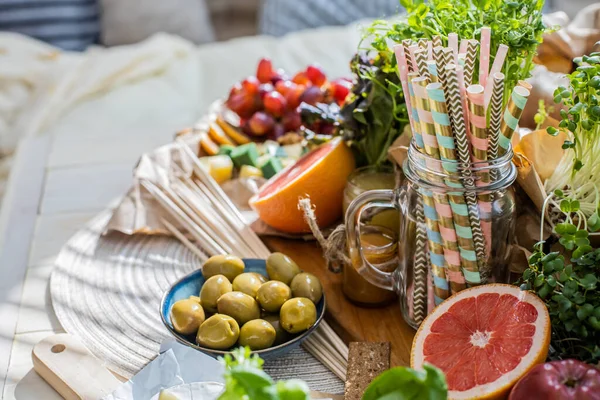 Cerca Mesa Sirven Comida Vegetariana Fresca Sabrosa Bebida Preparándose Para —  Fotos de Stock