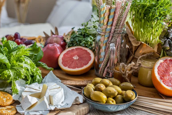 Cerca Mesa Sirven Comida Vegetariana Fresca Sabrosa Bebida Preparándose Para —  Fotos de Stock