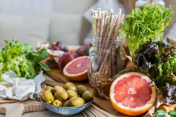 Kapalı masa taze vejetaryen yemekleri ve içecekleri servis eder. Doğum günü partisi ya da bayram kutlaması için hazırlanır. Marul sarılarak süslenmiş sağlıklı vejetaryen yemeği sebzesi sunuyorum.