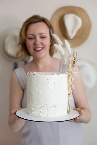 Happy Elegant Woman Posing Tasty Fresh Cake Cream Beige Decorated — Stock Photo, Image