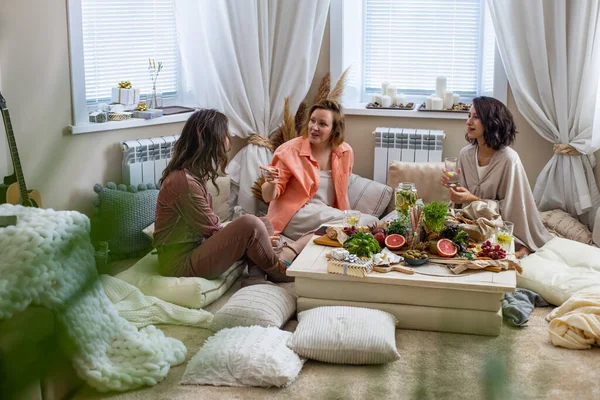 Eine Gruppe Fröhlicher Freundinnen Unterhält Sich Entspannt Serviertisch Wohnzimmer Von — Stockfoto