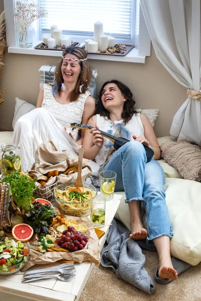 Zwei Hippie Freundinnen Entspannen Sich Und Singen Lachend Ein Lied — Stockfoto