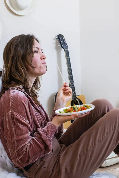 Mulher Com Fome Comer Macarrão Espaguete Sentado Mesa Serviço Com — Fotografia de Stock