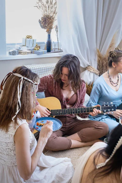 Eine Gruppe Fröhlicher Freundinnen Die Gitarre Spielen Und Lieder Singen — Stockfoto