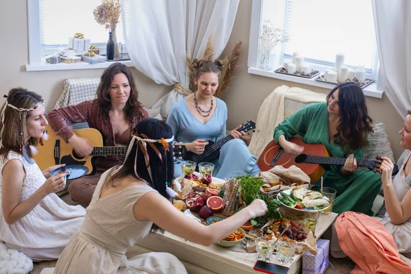 Grupo Amigas Felizes Tocando Guitarra Cantando Música Divertindo Festa Galinha — Fotografia de Stock