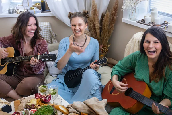 Eine Gruppe Fröhlicher Freundinnen Die Gitarre Spielen Und Lieder Singen — Stockfoto
