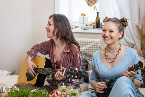 Grupo Amigas Felizes Tocando Guitarra Cantando Música Divertindo Festa Galinha — Fotografia de Stock