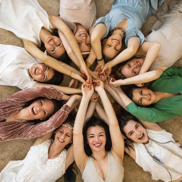 Счастливые Подруги Лежат Кругу Поднимая Руки Наслаждаясь Коллективизмом Дружбы Группа — стоковое фото