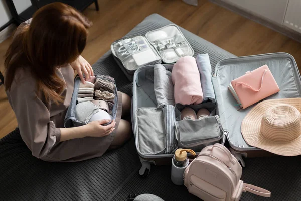 Mujer no identificada pone lencería en viaje contenedor uso método konmari embalaje maleta — Foto de Stock