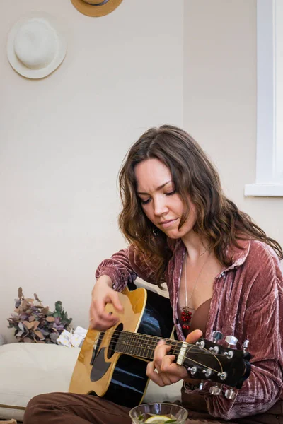 Entusiástico feminino tocando guitarra apreciando arte hobby boho scandi festa em casa cantando música relaxante — Fotografia de Stock